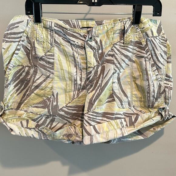 Calvin Klein Jeans Size 8 Tropical Palm Roll Tab Shorts - Picture 1 of 9